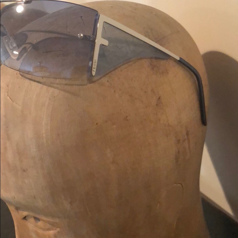 FENDI SUNGLASSES - AUTHENTIC - Blue tinted lenses - Picture 3 of 6